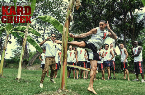 Practicantes de Muay Thai golpeando árbol bananero